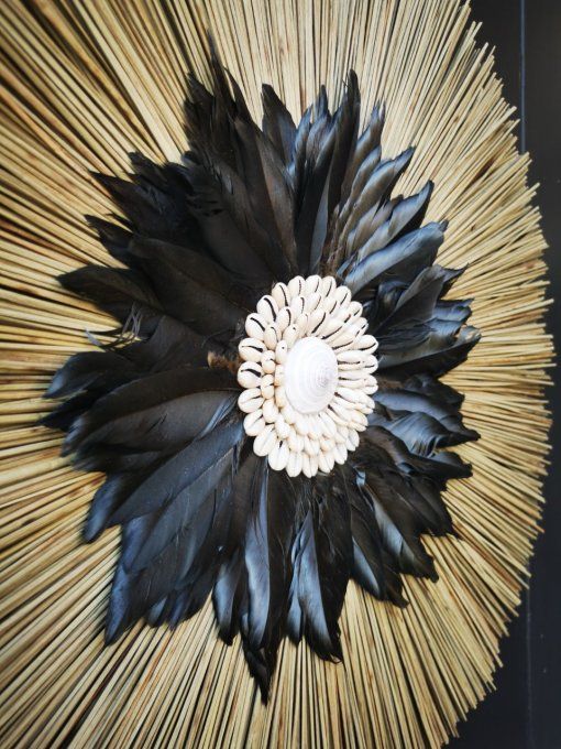 Décoration murale en paille-coquillages-plumes