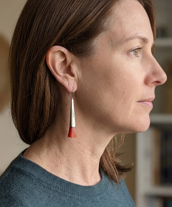 boucles argent et nacre rouge, portées, forme goutte, artisanat Bali