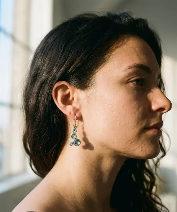 Boucles d'oreilles modèle féminin, argent, ormeau artisanat Bali