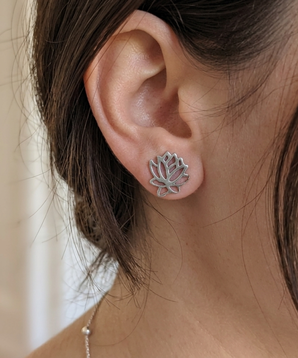 Boucles d'oreilles fleur de lotus en argent, bijoux yoga et spirituel, boucles d'oreilles puces femme.
