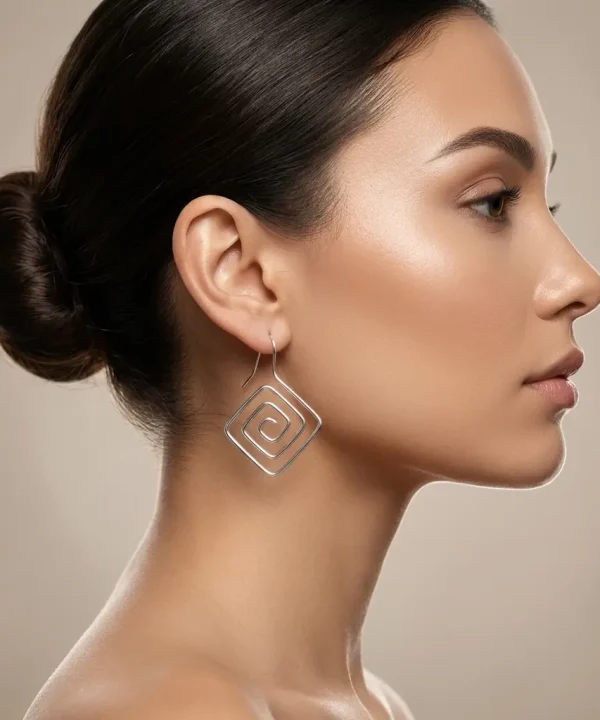 Boucles d’oreilles femme argent labyrinthe Bali, bijou artisanal fait main porté