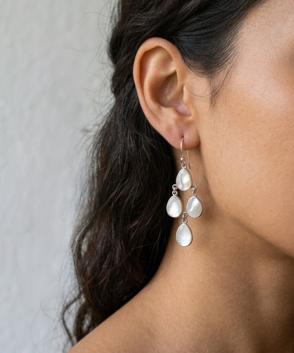 boucle d’oreille pendante en argent ornée de quatre nacre rouges en forme de gouttes, disposées en cascade