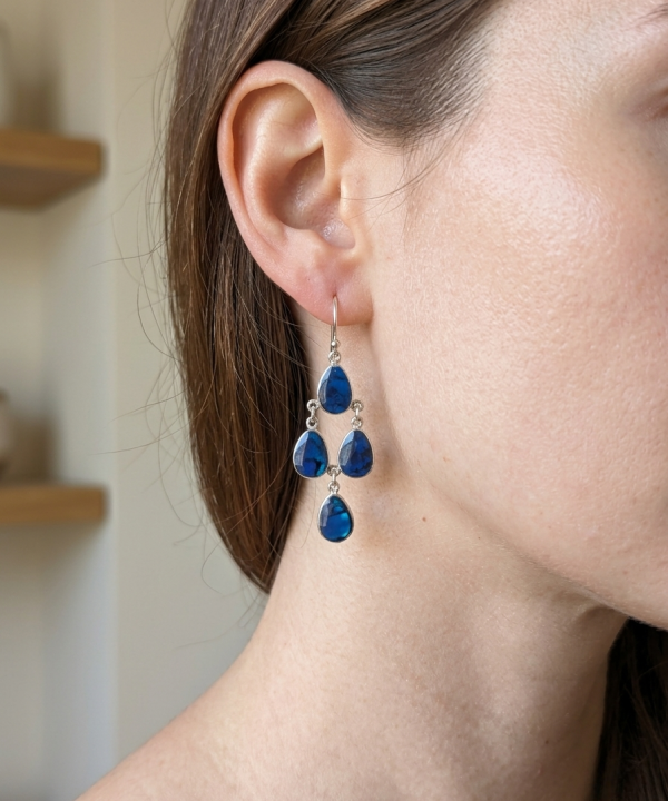 boucle d’oreille pendante en argent ornée de nacre rouge en forme de gouttes, disposées en cascade