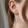 Boucle d'oreille pendante en argent massif, forme goutte texturée style serpent