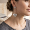 Boucles d'oreilles pendantes en argent massif avec cœur martelé et puce ronde fleurie.
