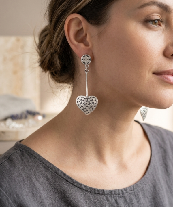 Boucles d'oreilles pendantes en argent massif avec cœur martelé et puce ronde fleurie.