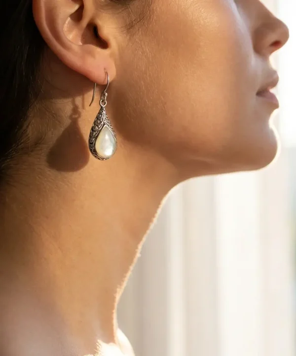 boucles d’oreilles nacre et argent Bali portées