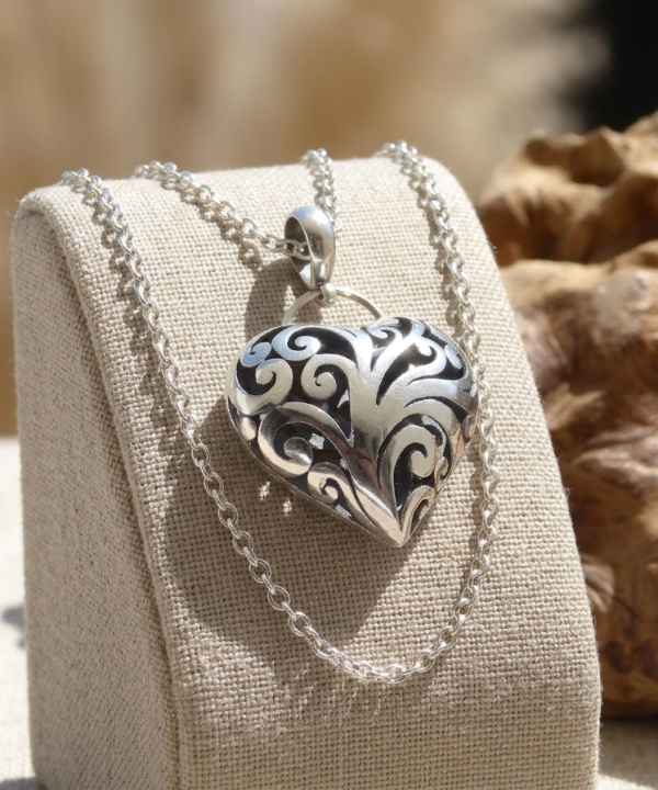 pendentif en argent massif, forme de coeur, artisanat balinais