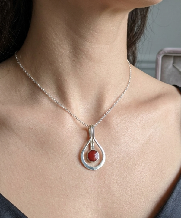 pendentif en nacre, rouge, vert ou irisé. Artisanat Bali