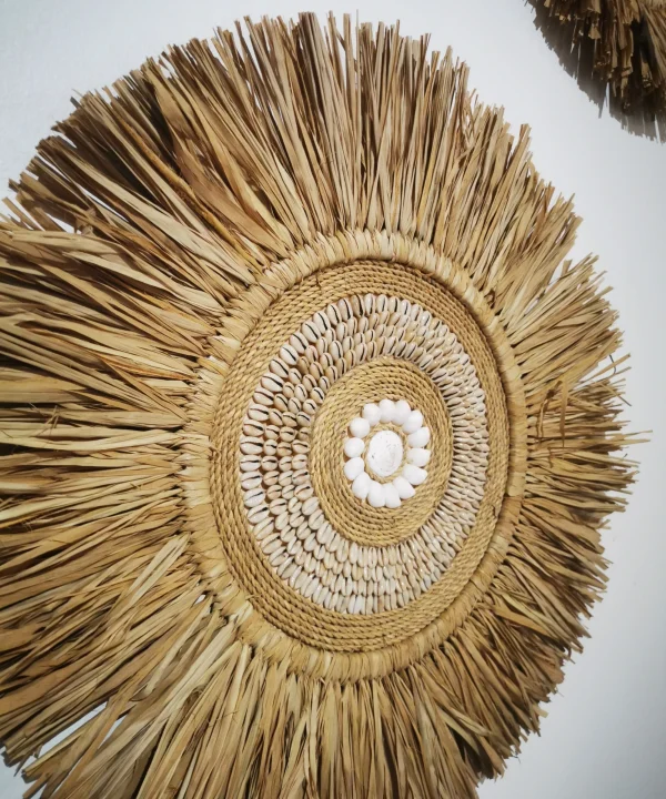 Juju Hat rond décoratif artisanal de Bali, paille de riz et coquillages naturels.