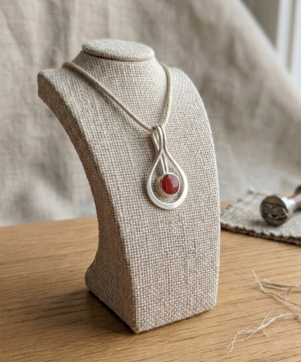 pendentif en nacre, rouge, vert ou irisé. Artisanat Bali