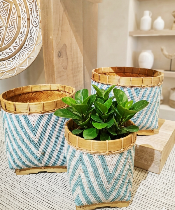 Panier de Bali artisanal perles blanc crème et bleu turquoise, motifs chevrons, bordure bambou.