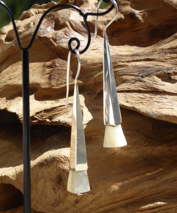 boucles d'oreilles en argent et nacre de Bali, modèle féminin