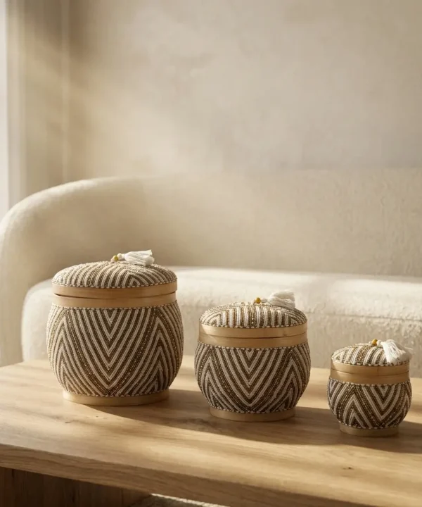Boîte à offrandes balinaise artisanale en perles crème et dorées, motif géométrique sur bambou.