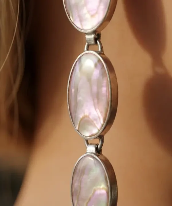 Boucles d’oreilles tons roses, en argent artisanat de Bali, style bohème chic, bijou fait main porté