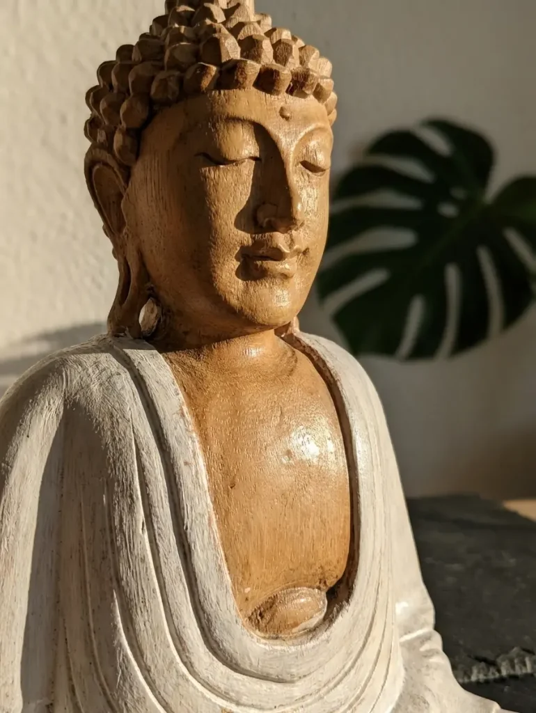 Statue Bouddha méditative en bois de suar sculptée main bicolore, robes blanches patinées