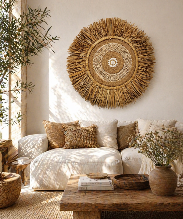 Juju Hat rond décoratif artisanal de Bali, paille de riz et coquillages naturels.