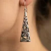 Boucles d’oreilles en argent faites main à Bali, structurées, portées