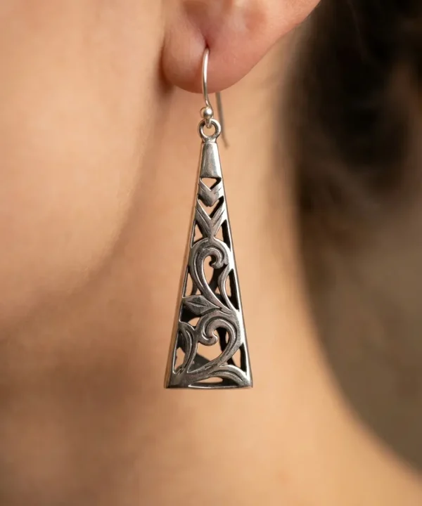 Boucles d’oreilles en argent faites main à Bali, structurées, portées