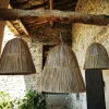 Suspension luminaire artisanale Bali en feuilles de bananier, style boho-chic naturel.