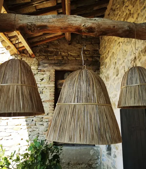 Suspension luminaire artisanale Bali en feuilles de bananier, style boho-chic naturel.