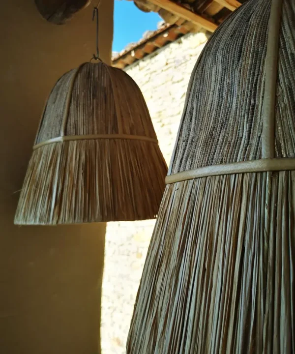 Suspension luminaire artisanale Bali en feuilles de bananier, style boho-chic naturel.