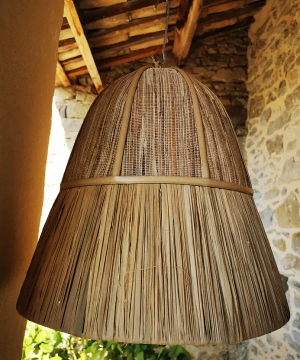 Suspension luminaire artisanale Bali en feuilles de bananier, style boho-chic naturel.