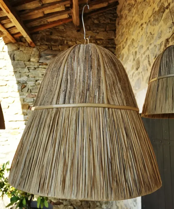 Suspension luminaire artisanale Bali en feuilles de bananier, style boho-chic naturel.