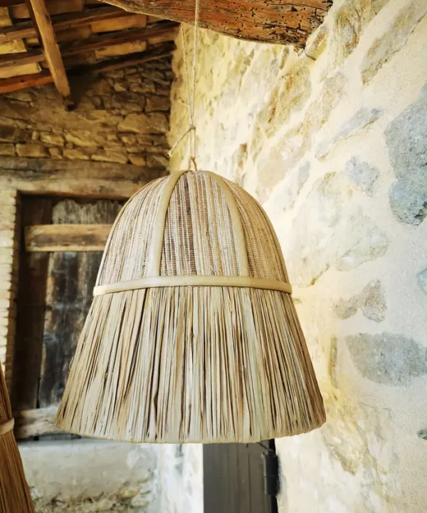 Suspension luminaire artisanale Bali en feuilles de bananier, style boho-chic naturel.