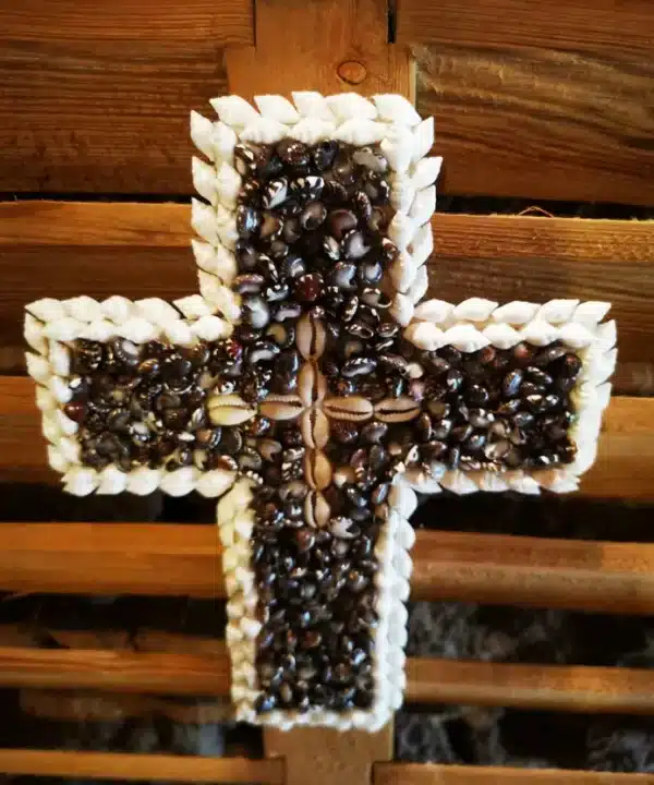 Croix artisanale de Bali en coquillages noirs, blancs et cauris crème.