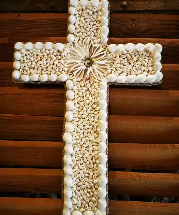 Croix artisanale balinaise en coquillages naturels blancs et crème, motif rosace central.