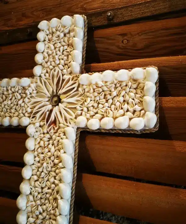 Croix artisanale balinaise en coquillages naturels blancs et crème, motif rosace central.