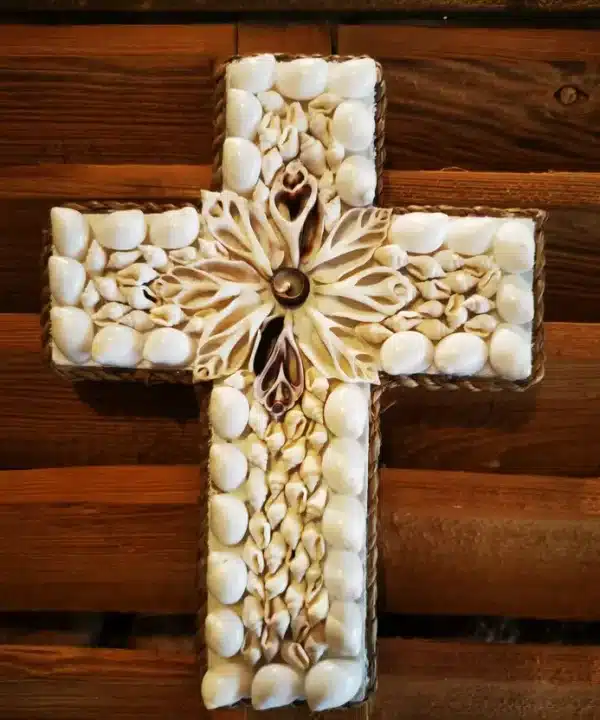 Croix artisanale balinaise en coquillages naturels blancs et crème, motif rosace central.