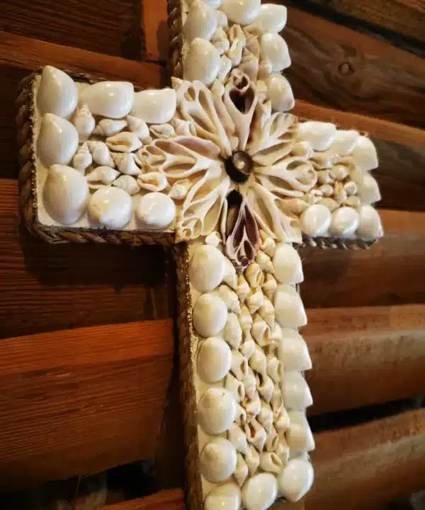 Croix artisanale balinaise en coquillages naturels blancs et crème, motif rosace central.