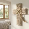Croix artisanale balinaise en coquillages cauris et ficelle naturelle sur bois