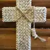 Croix artisanale balinaise en coquillages cauris et ficelle naturelle sur bois