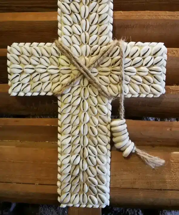 Croix artisanale balinaise en coquillages cauris et ficelle naturelle sur bois