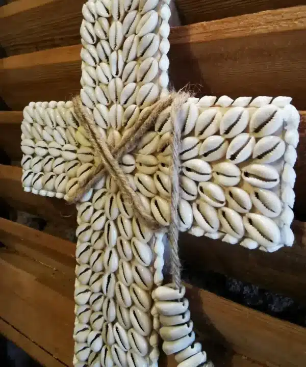 Croix artisanale balinaise en coquillages cauris et ficelle naturelle sur bois