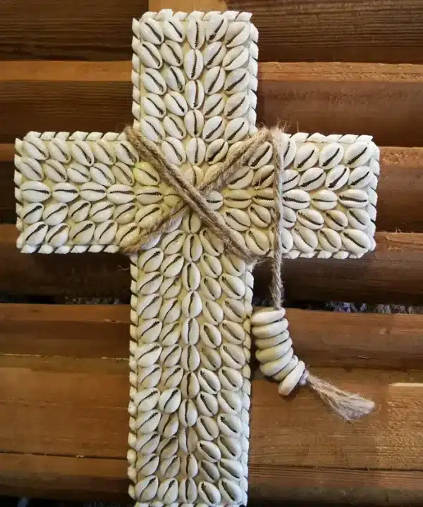 Croix artisanale balinaise en coquillages cauris et ficelle naturelle sur bois