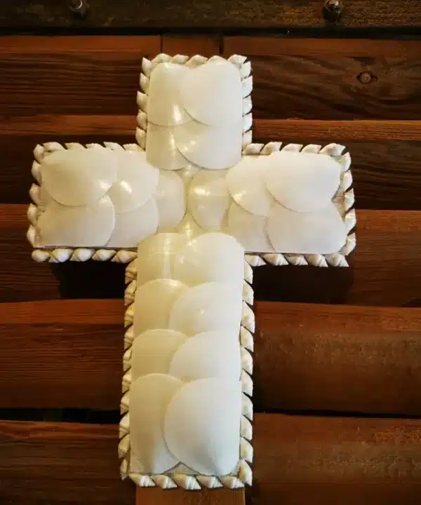 Croix artisanale de Bali, coquillages blancs plats et spirale, 21x16 cm