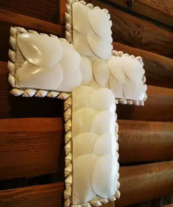 Croix artisanale de Bali, coquillages blancs plats et spirale, 21x16 cm