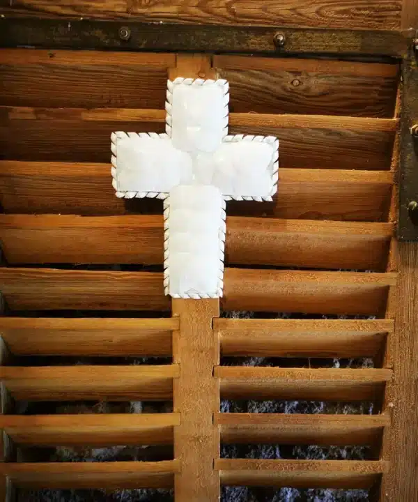 Croix artisanale de Bali, coquillages blancs plats et spirale, 21x16 cm