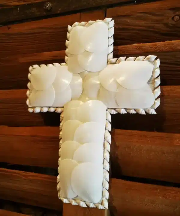 Croix artisanale de Bali, coquillages blancs plats et spirale, 21x16 cm