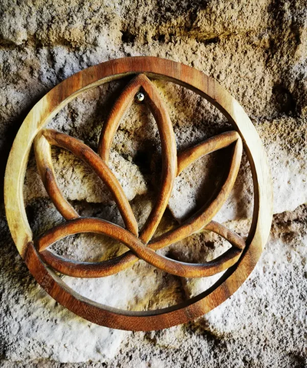 Lotus mural sculpté main en bois huilé de Bali, artisanat zen authentique