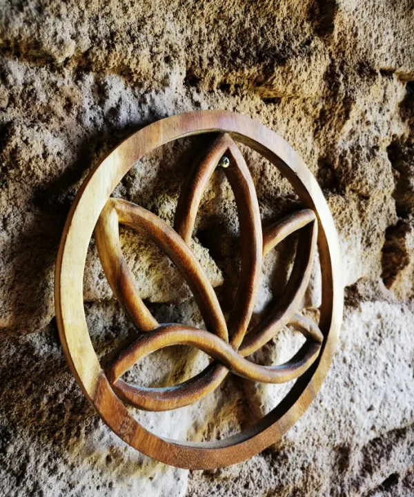Lotus mural sculpté main en bois huilé de Bali, artisanat zen authentique