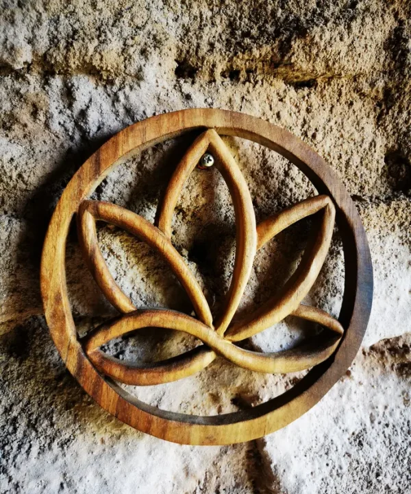 Lotus mural sculpté main en bois huilé de Bali, artisanat zen authentique