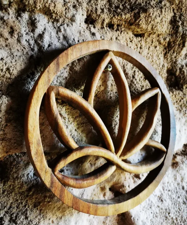 Lotus mural sculpté main en bois huilé de Bali, artisanat zen authentique