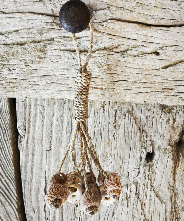 Mini-suspension artisanale macramé avec coquillages marins naturels bruns.