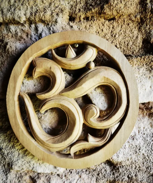 Sculpture Om en bois de Bali clair, artisanat mural zen fait main.