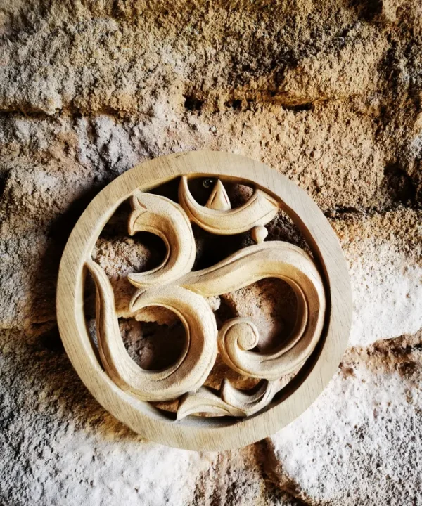 Sculpture Om en bois de Bali clair, artisanat mural zen fait main.